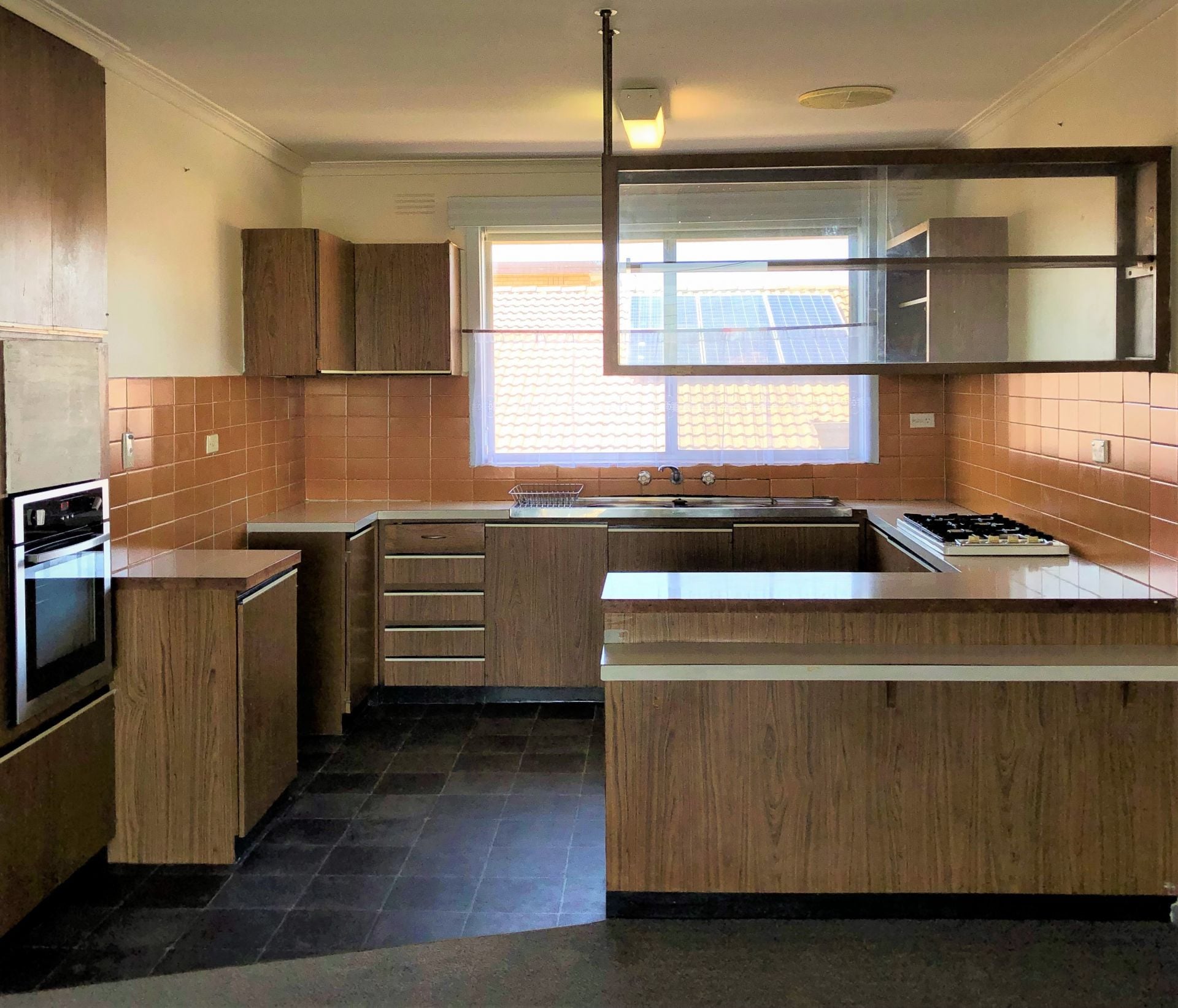 Two Bedroom Apartment in Quiet Street!