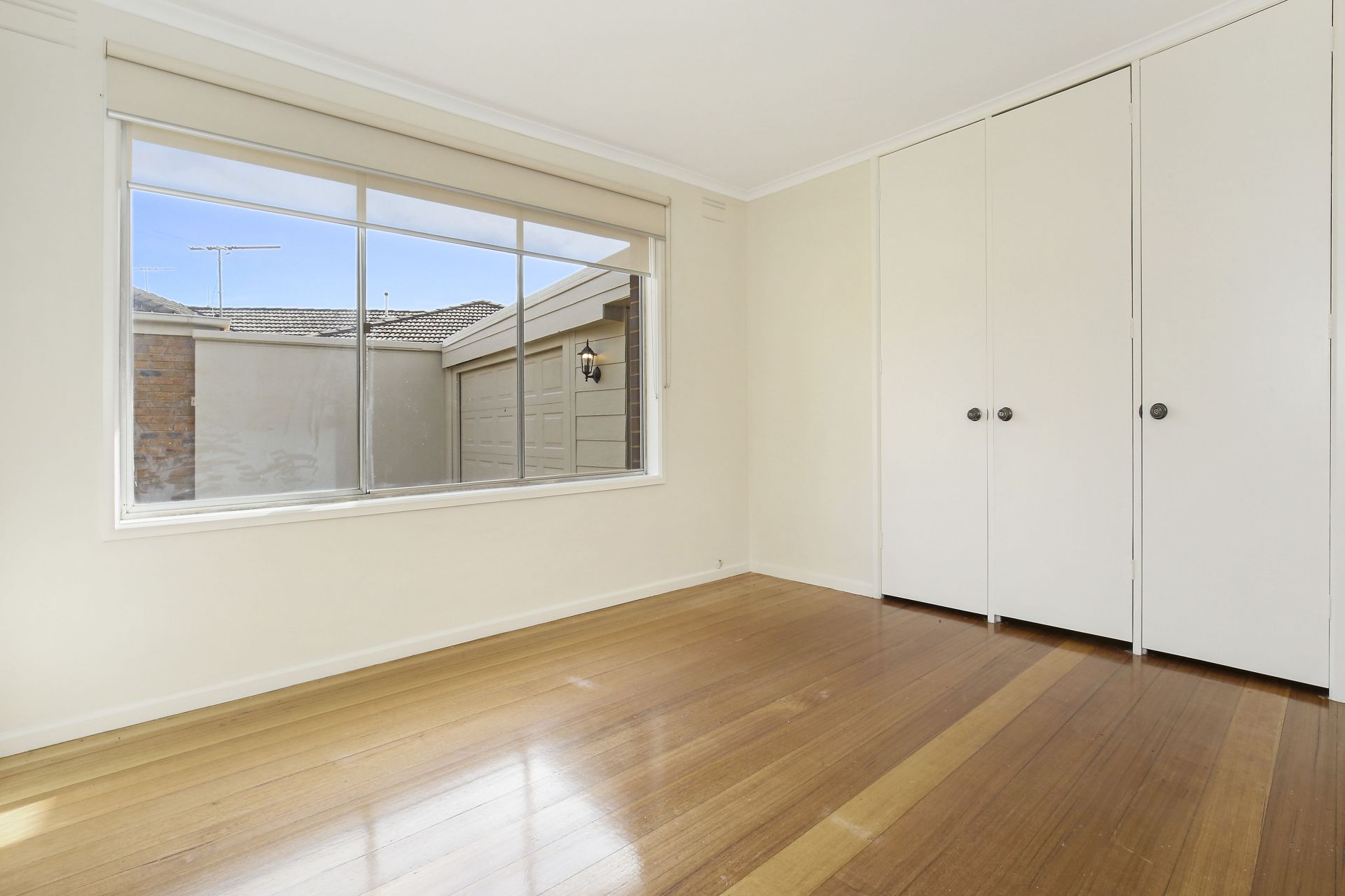 CENTRAL LOCATION IN IMPECCABLE CONDITION!