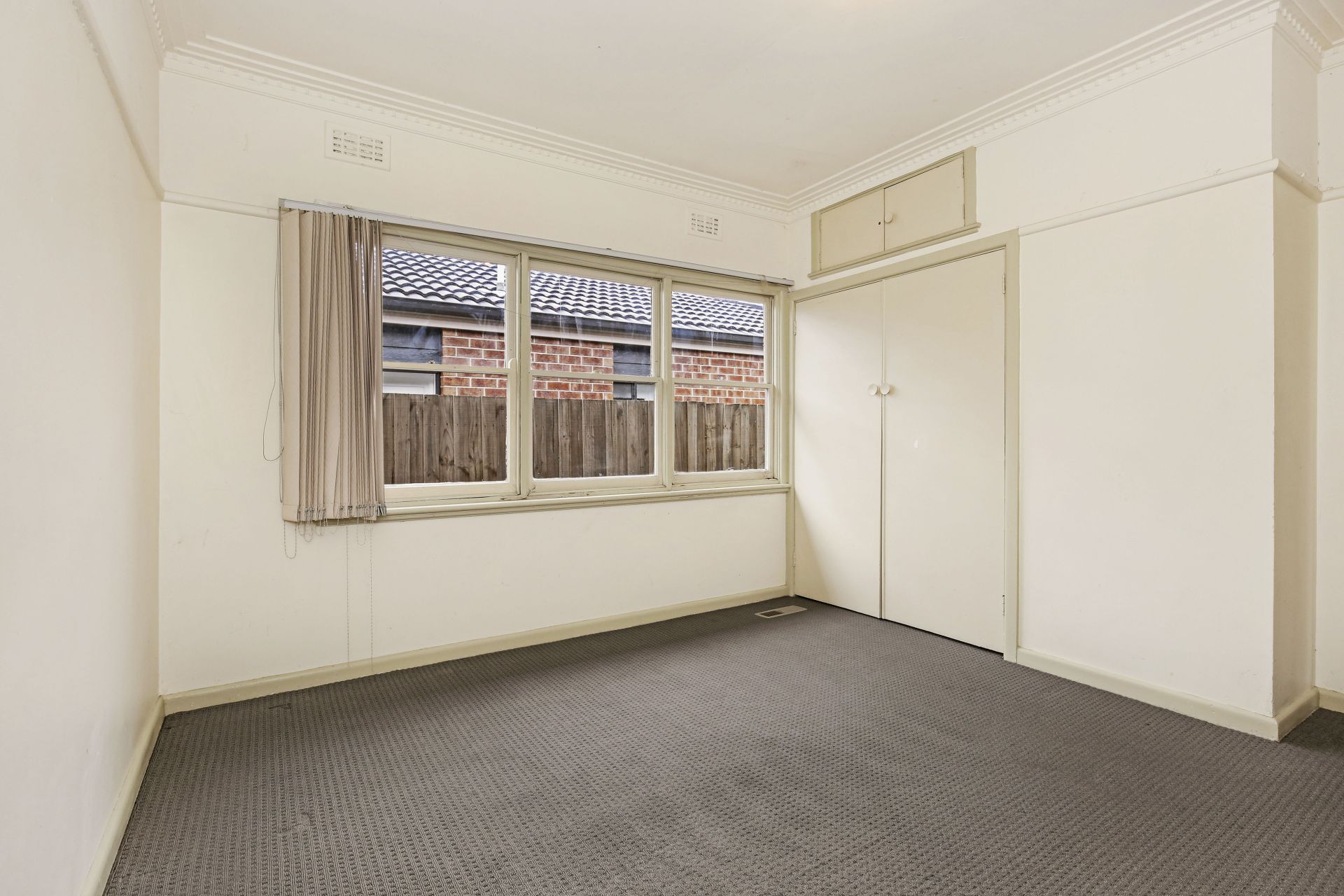 SPACIOUS, COMFORTABLE AND AN ENVIABLE LOCATION!