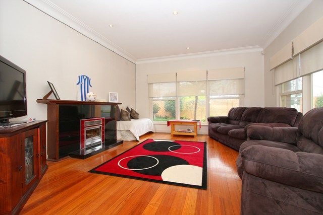COMFORTABLE FAMILY LIVING AND ENTERTAINING