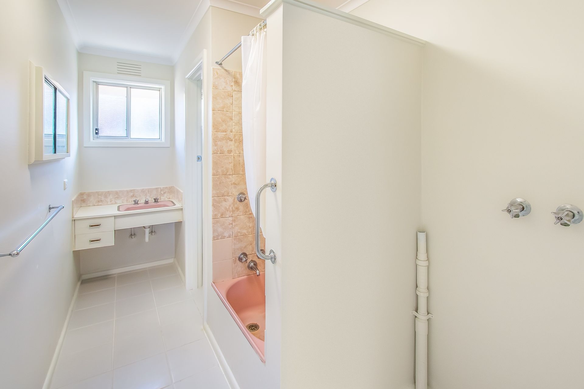 NEAT, TIDY & WELL LOCATED!