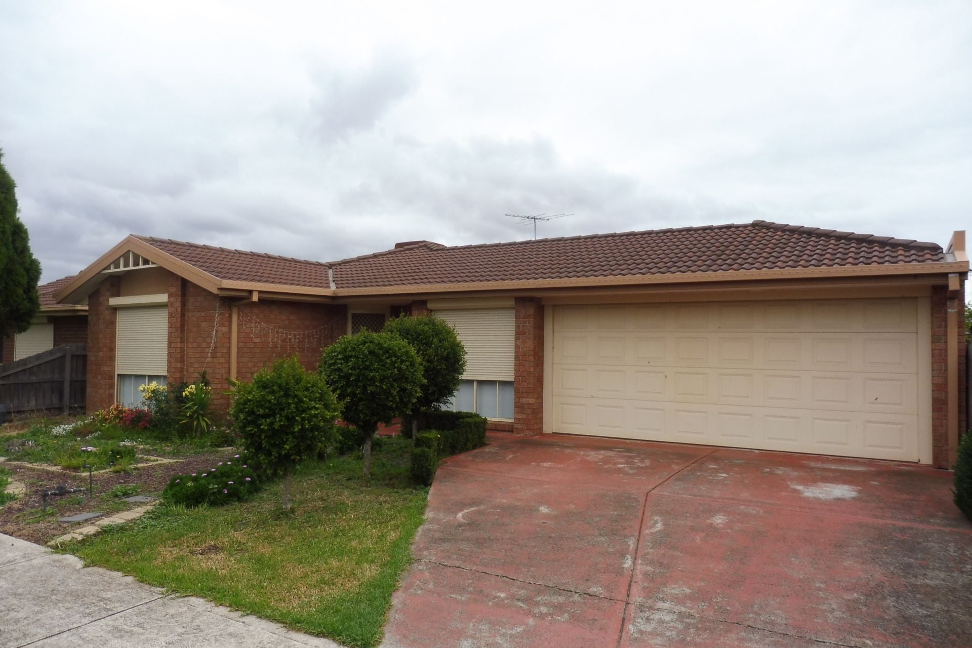 CLOSE TO LALOR SHOPS