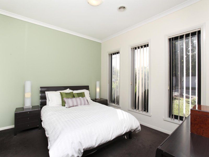 8 Maranoa Grove, Caroline Springs - Thumbnail 7