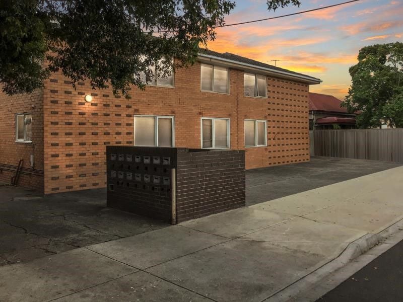 2/15 Simpson Street, Northcote