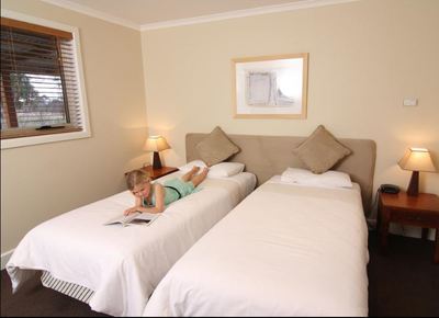 BEAUTIFULLY PRESENTED ACCOMMODATION COMPLEX FOR SALE - 10 ACRES - 4KM FROM REGIONAL CENTRE - THE ULTIMATE TREE CHANGE