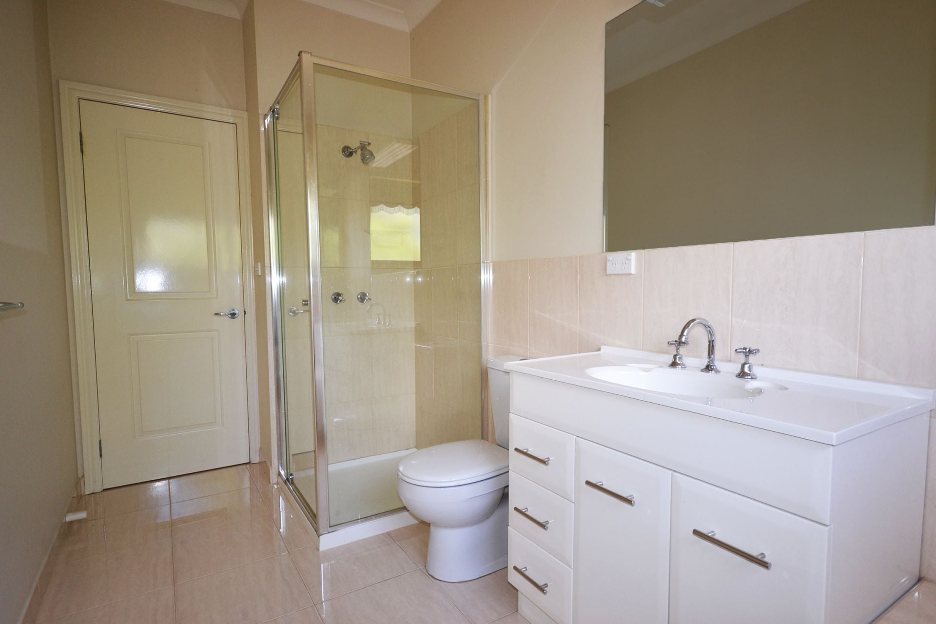 BRIGHT, SPACIOUS & IMMACULATLEY PRESENTED