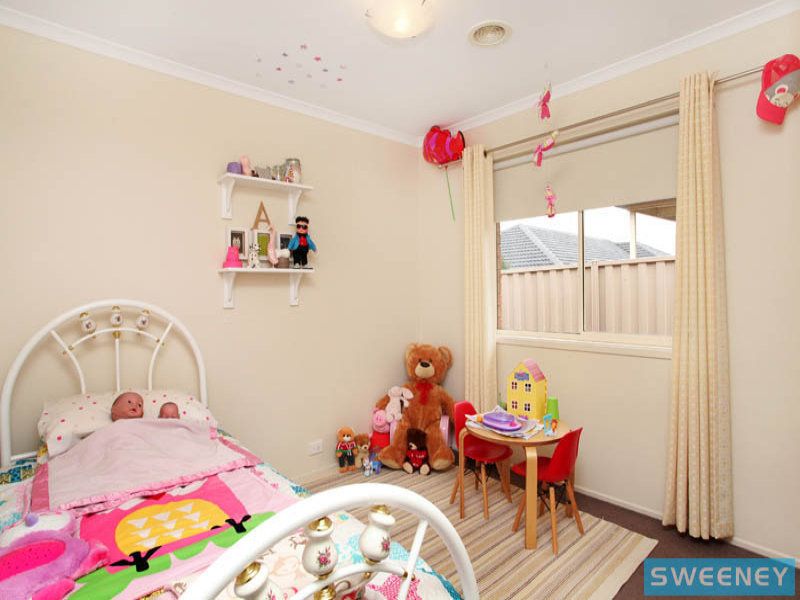 11 Holcolme Street, Caroline Springs - Thumbnail 8