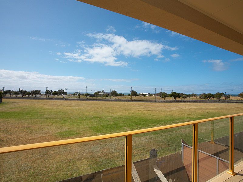 10 A Parkside Crescent, Altona - Thumbnail 4