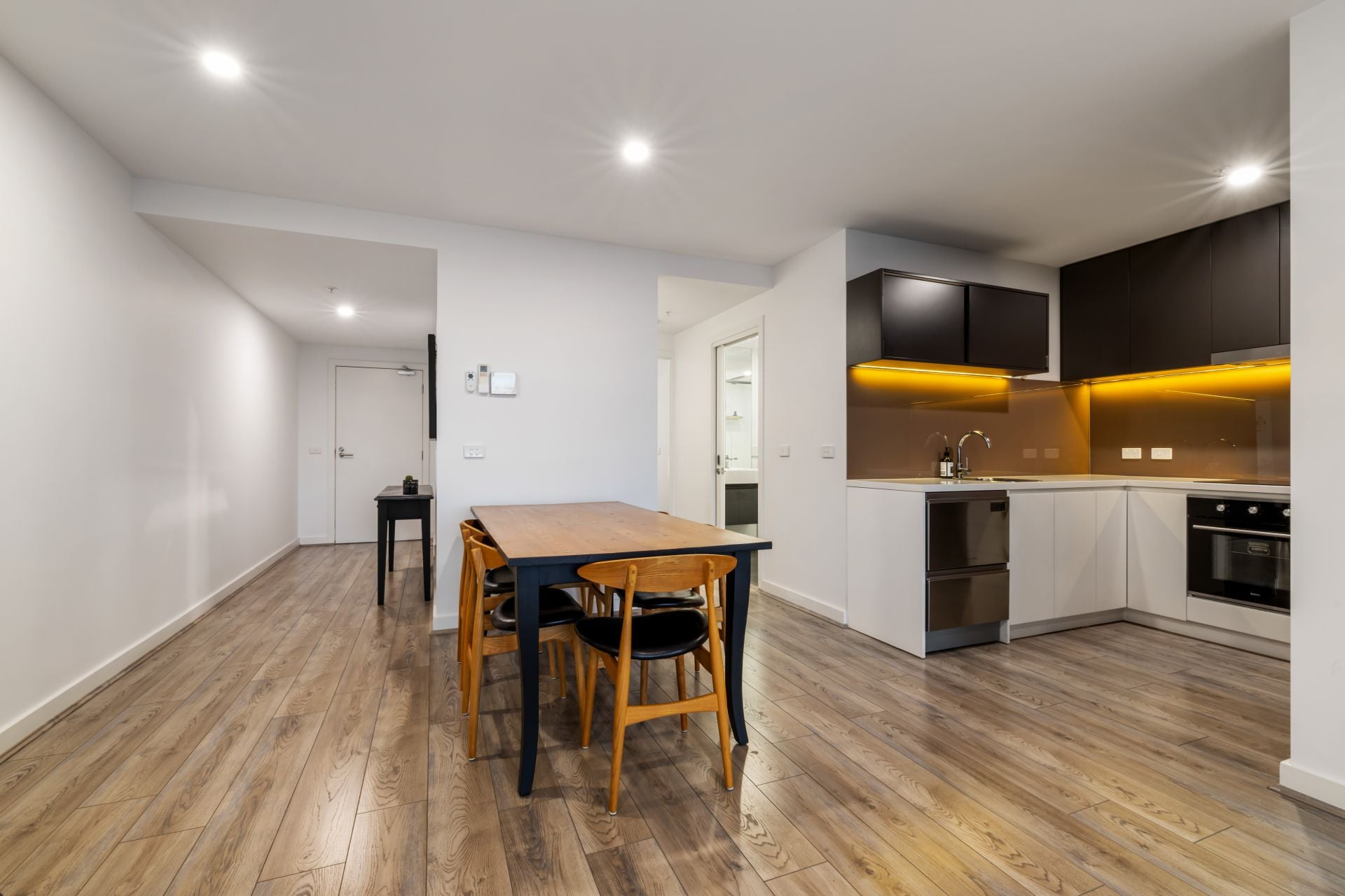 Spacious Bright 2 Bedroom Apartment