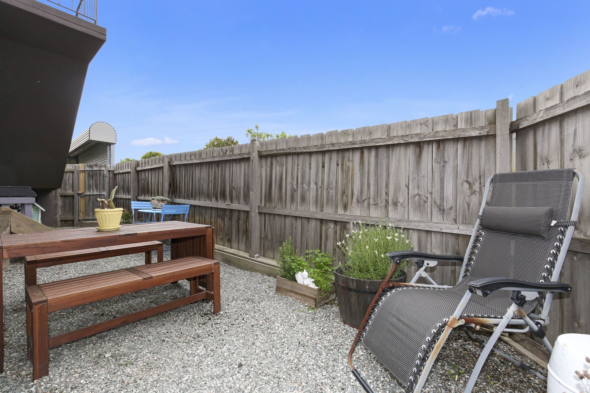 Bright one bedroom apartment with a courtyard!