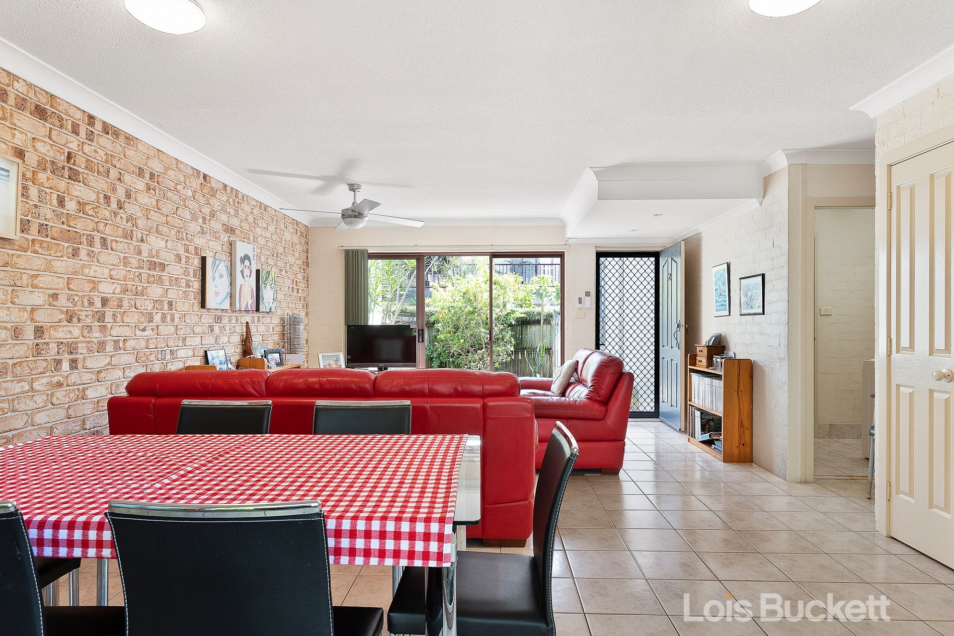 2/4244 Armstrong Street, Suffolk Park Lois Buckett Real Estate