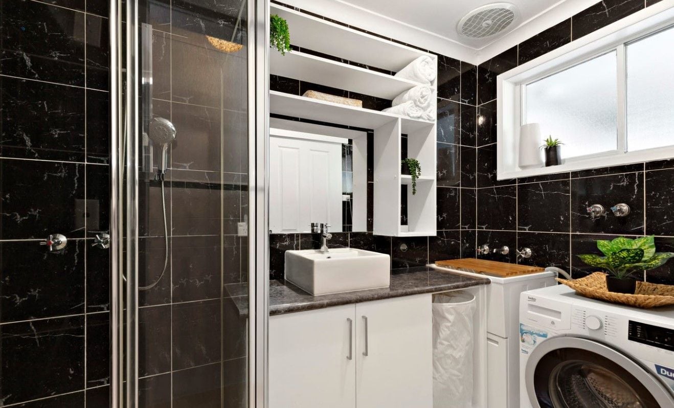 Walking distance to Shops!