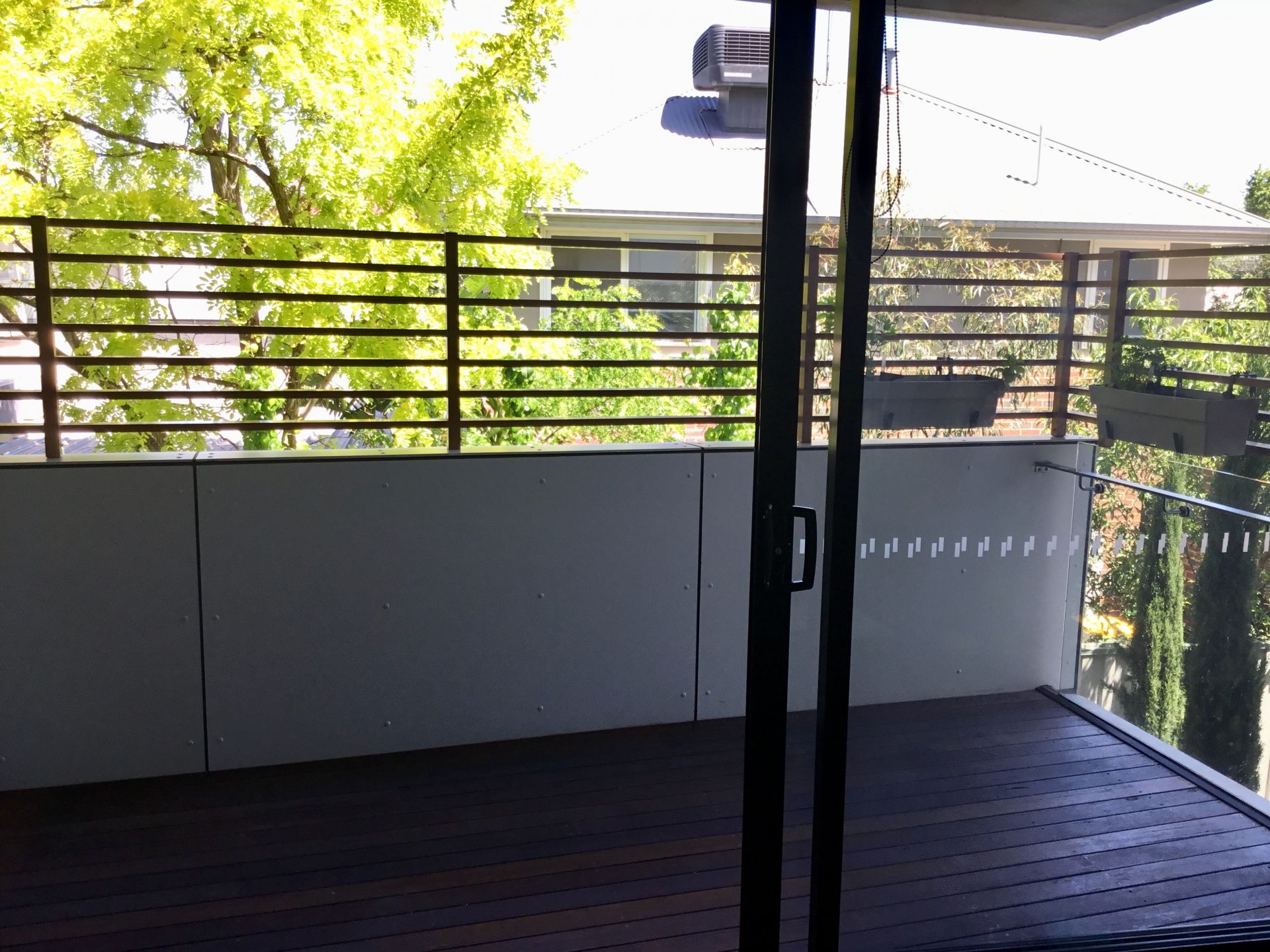Oversized Apartment - Walk to Train Station