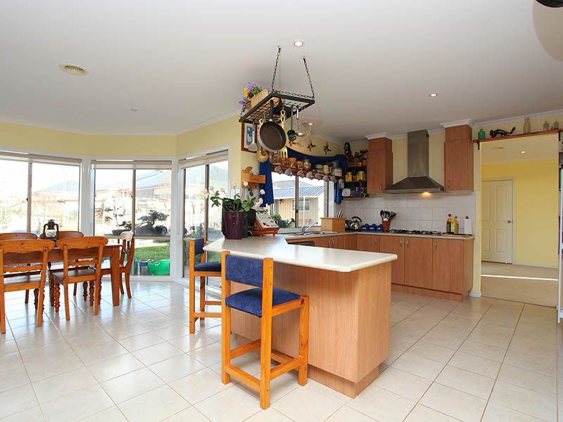 8 Osterley Close, Caroline Springs - Thumbnail 5