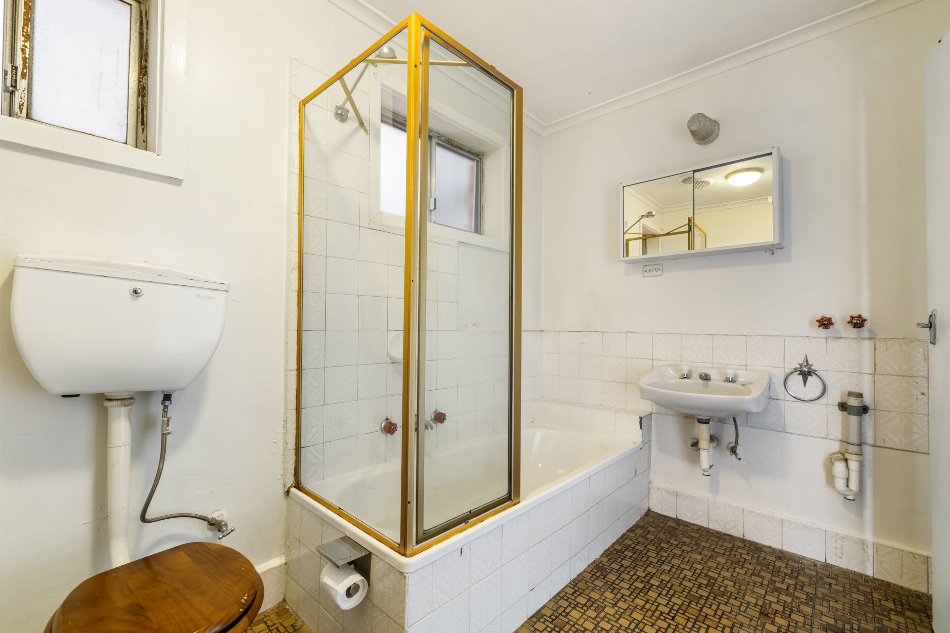 Two Bedroom Apartment in Quiet Street!