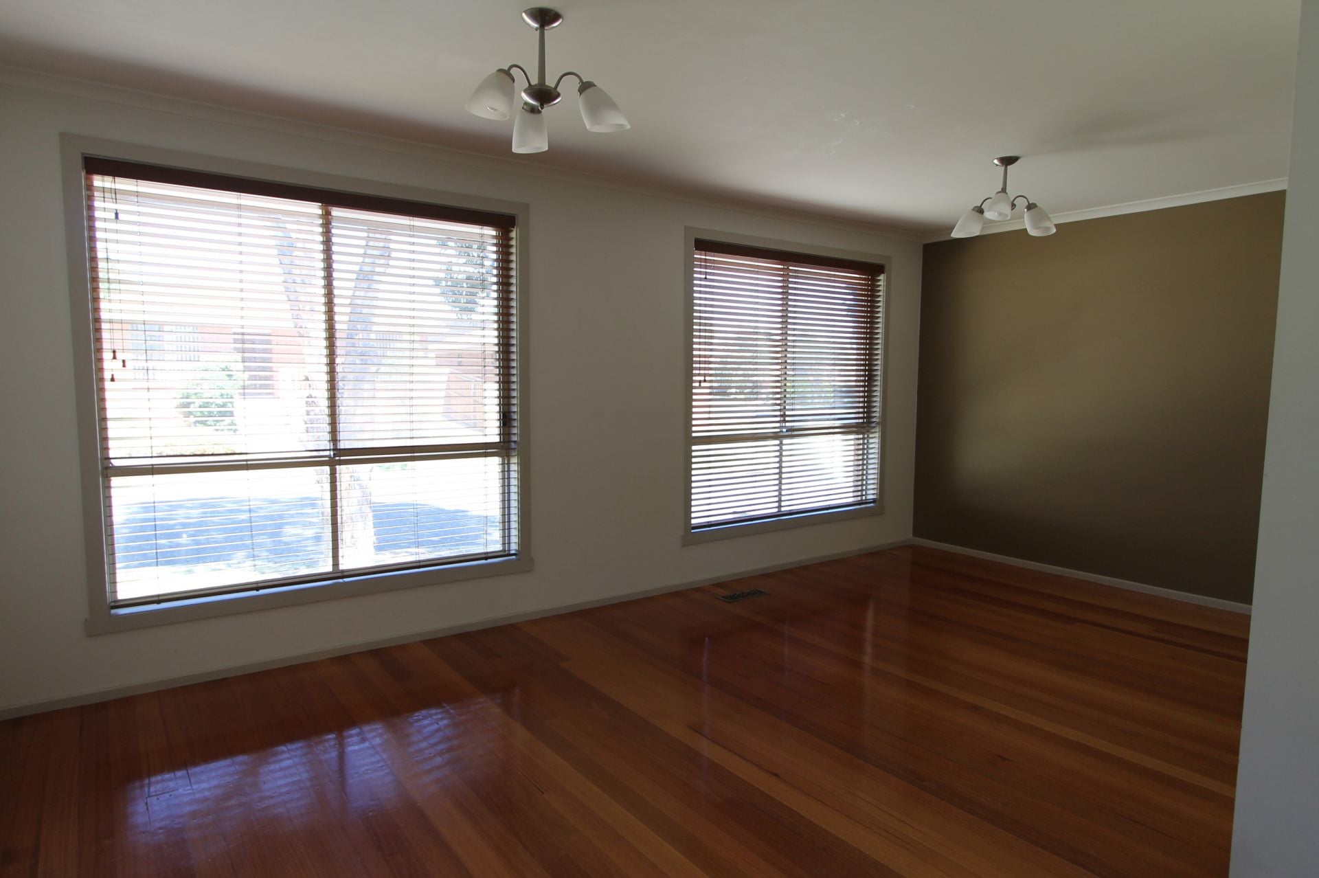 Low Maintenance Unit & Centrally Located!