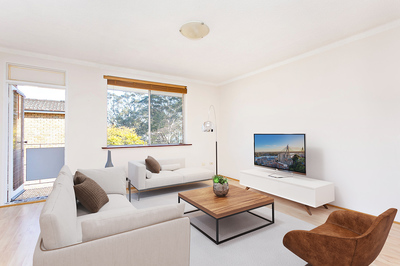 IMPECCABLY PRESENTED, TOP FLOOR WITH LEAFY VIEWS 