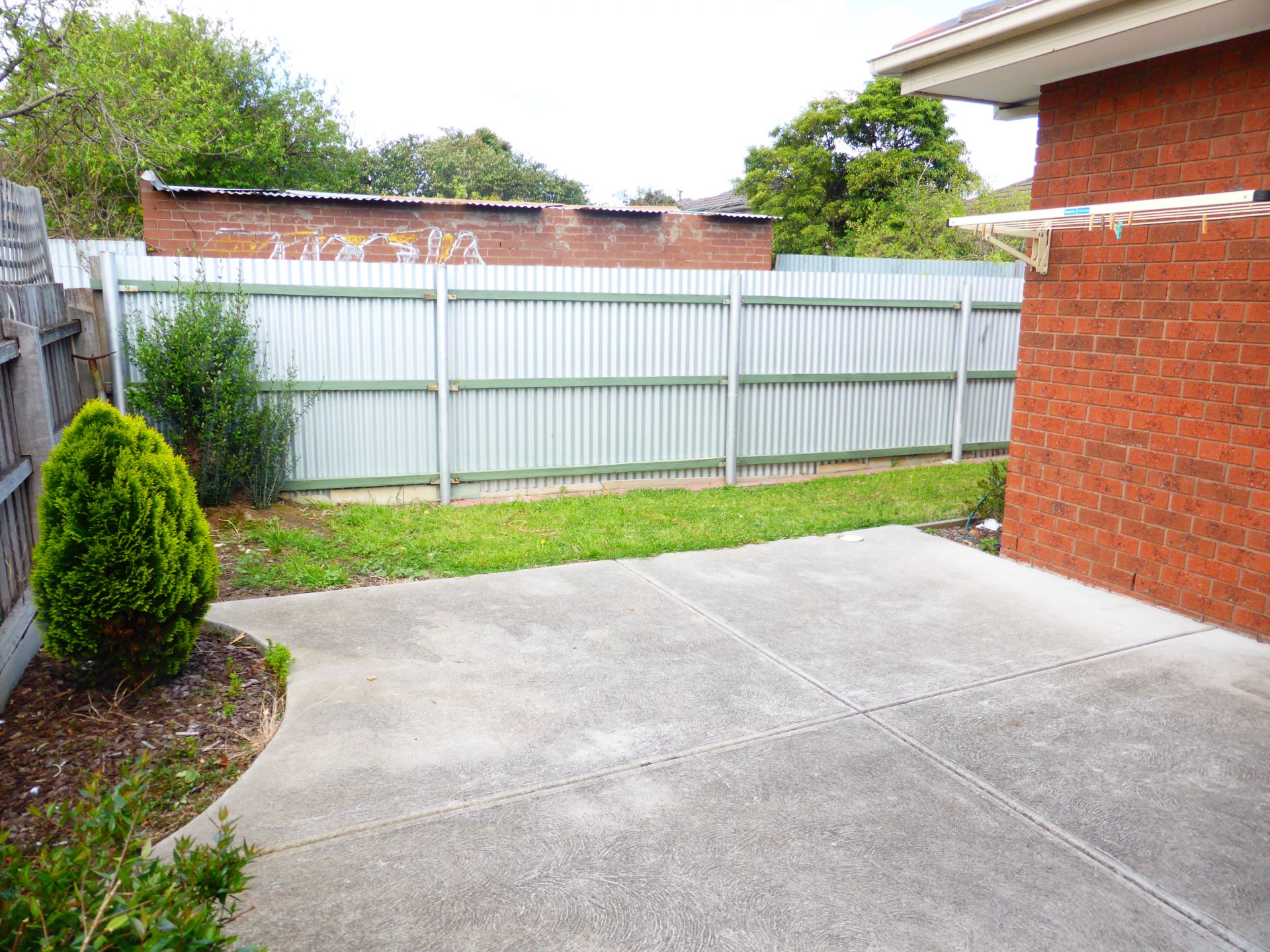 Immaculate 3 bedroom unit for filling all your desires!