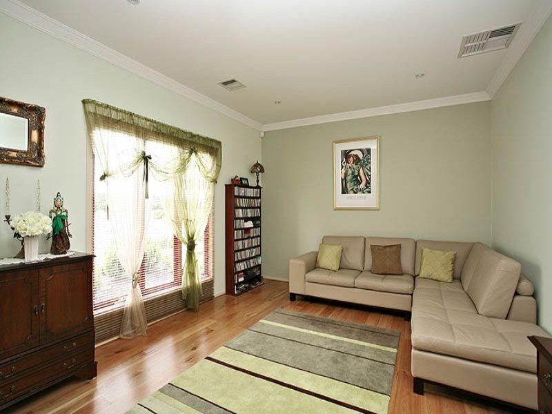 1 Tyrell Walk, Caroline Springs - Thumbnail 6