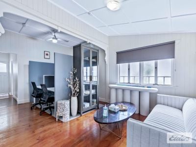 HIGH EXPOSURE FREESTANDER IN STONES CORNER!