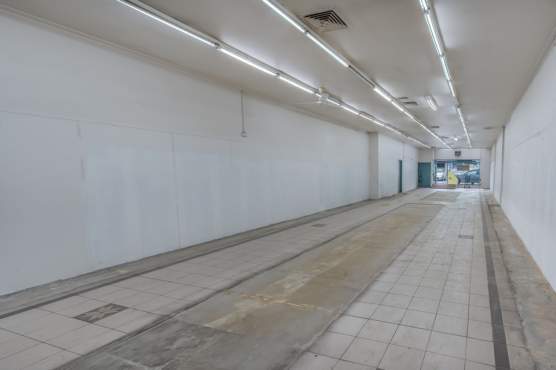 BE SEEN ON BUSY HIGH STREET! - OWNER WILL CONSIDER ALL OFFERS