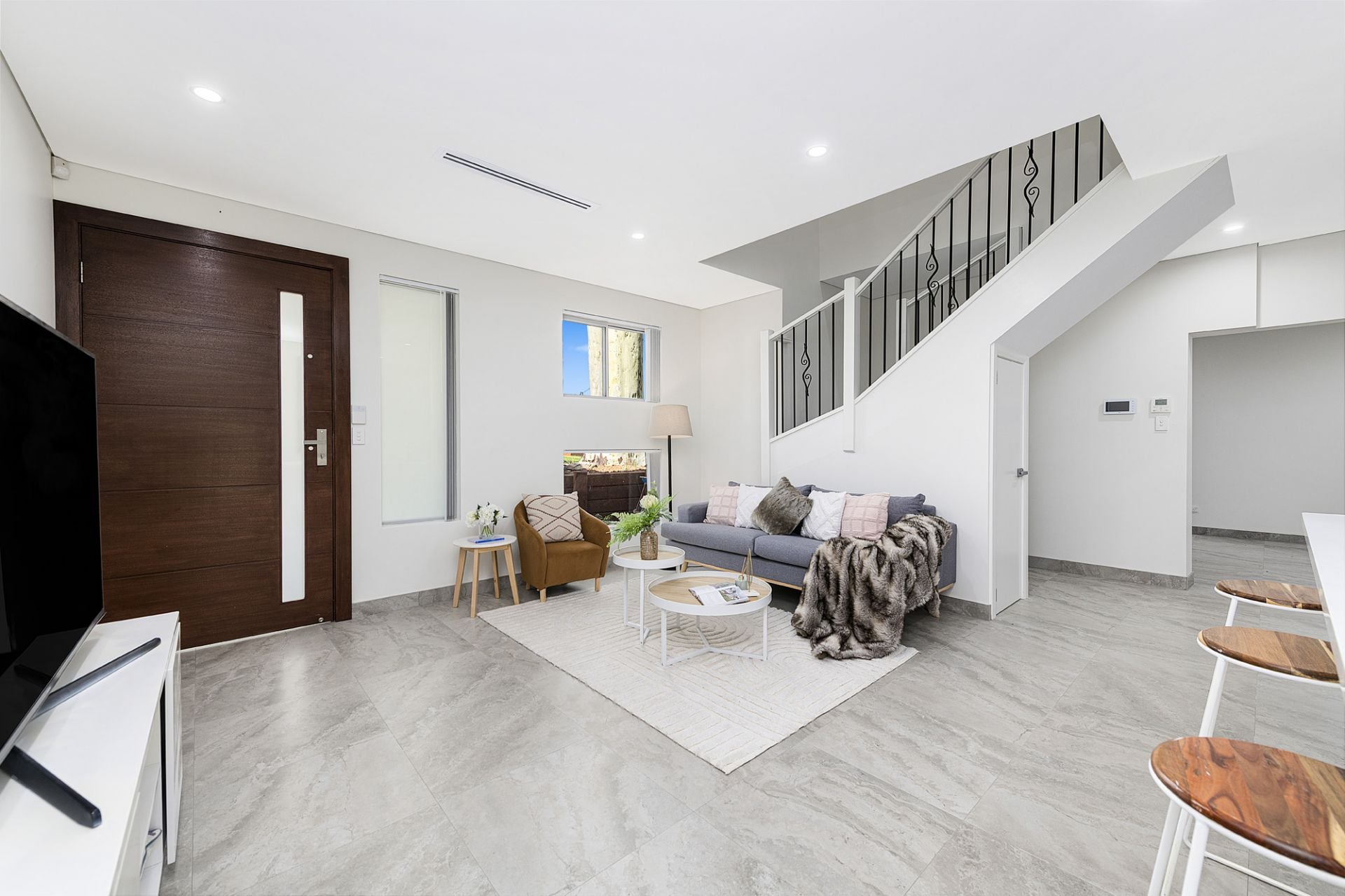 27 Lincoln Road, Georges Hall, Hall - Thumbnail 5