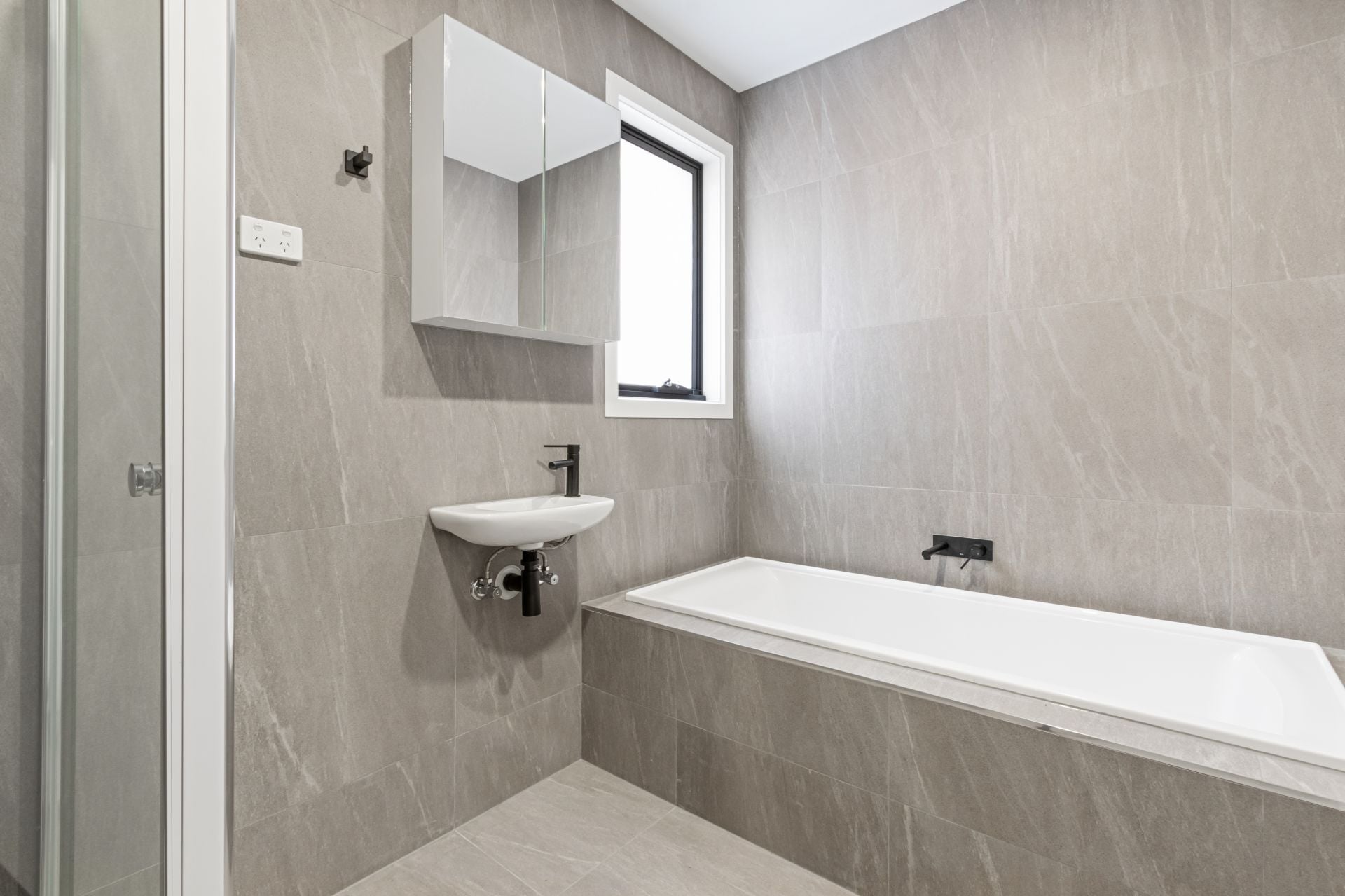 Stylish Luxury Townhouse in Reservoir