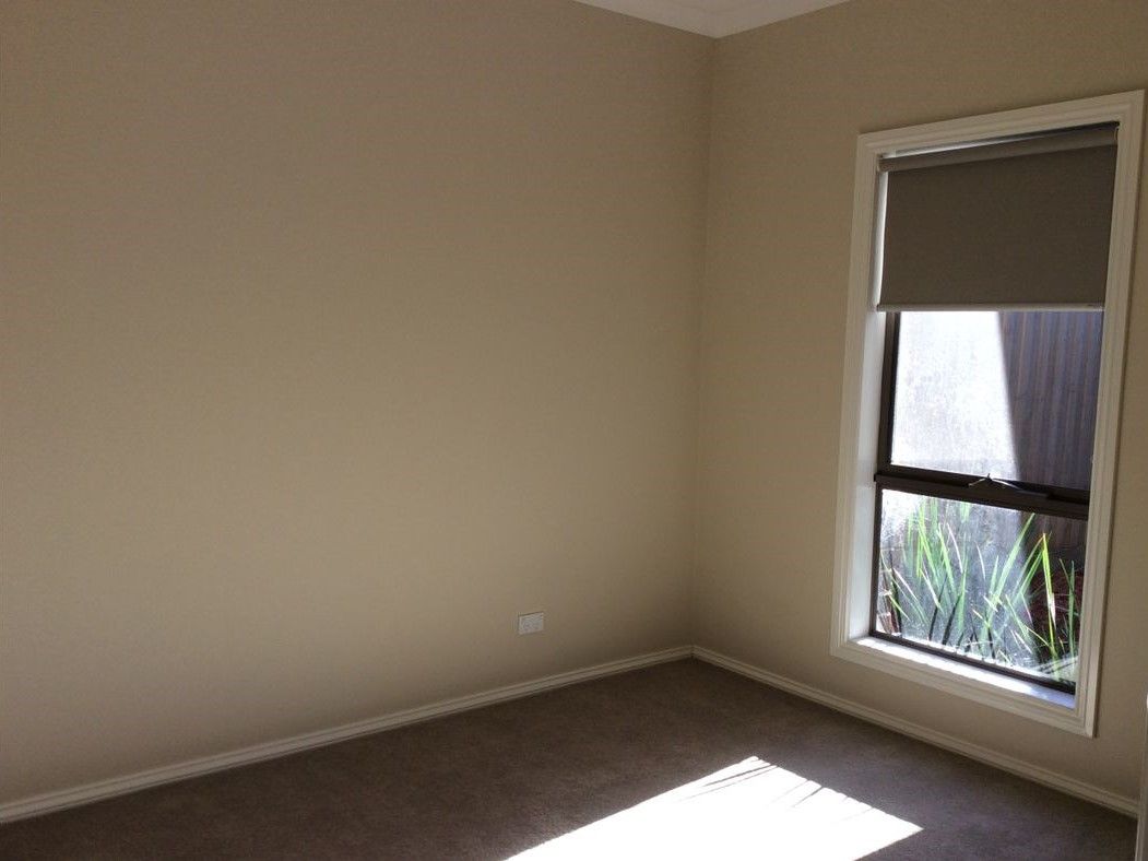 AIR CONDITIONING BOTH UPSTAIRS AND DOWNSTAIRS!