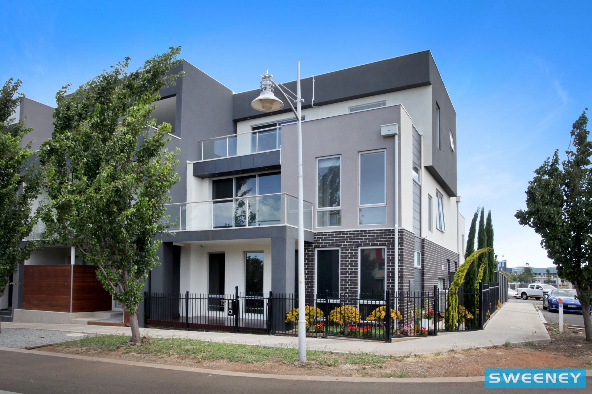12 Caravel Lane, Caroline Springs - Thumbnail 2