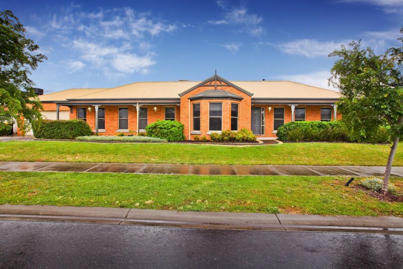 1 Kororoit Approach, Caroline Springs - Thumbnail 2