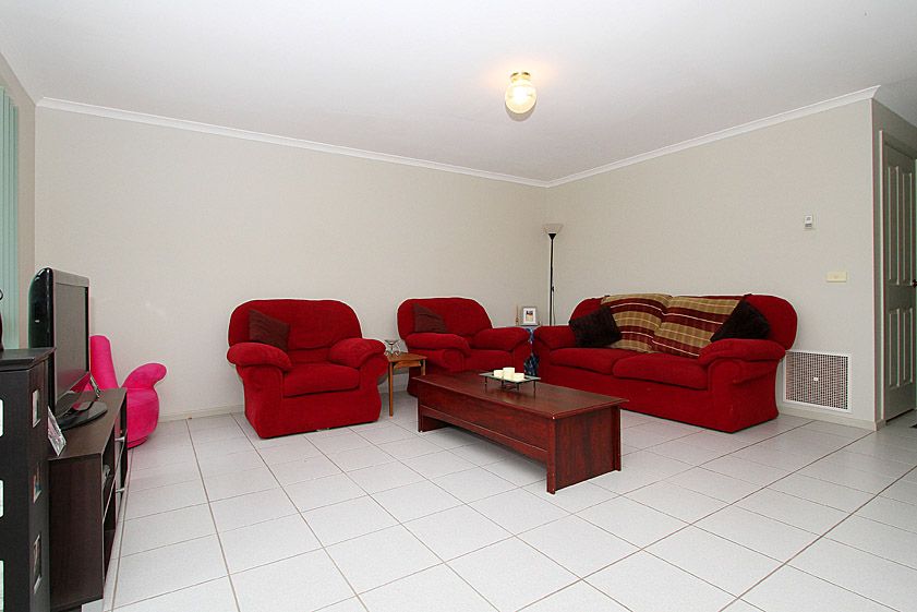 LOW MAINTENANCE, CONVENIENT & COSY!