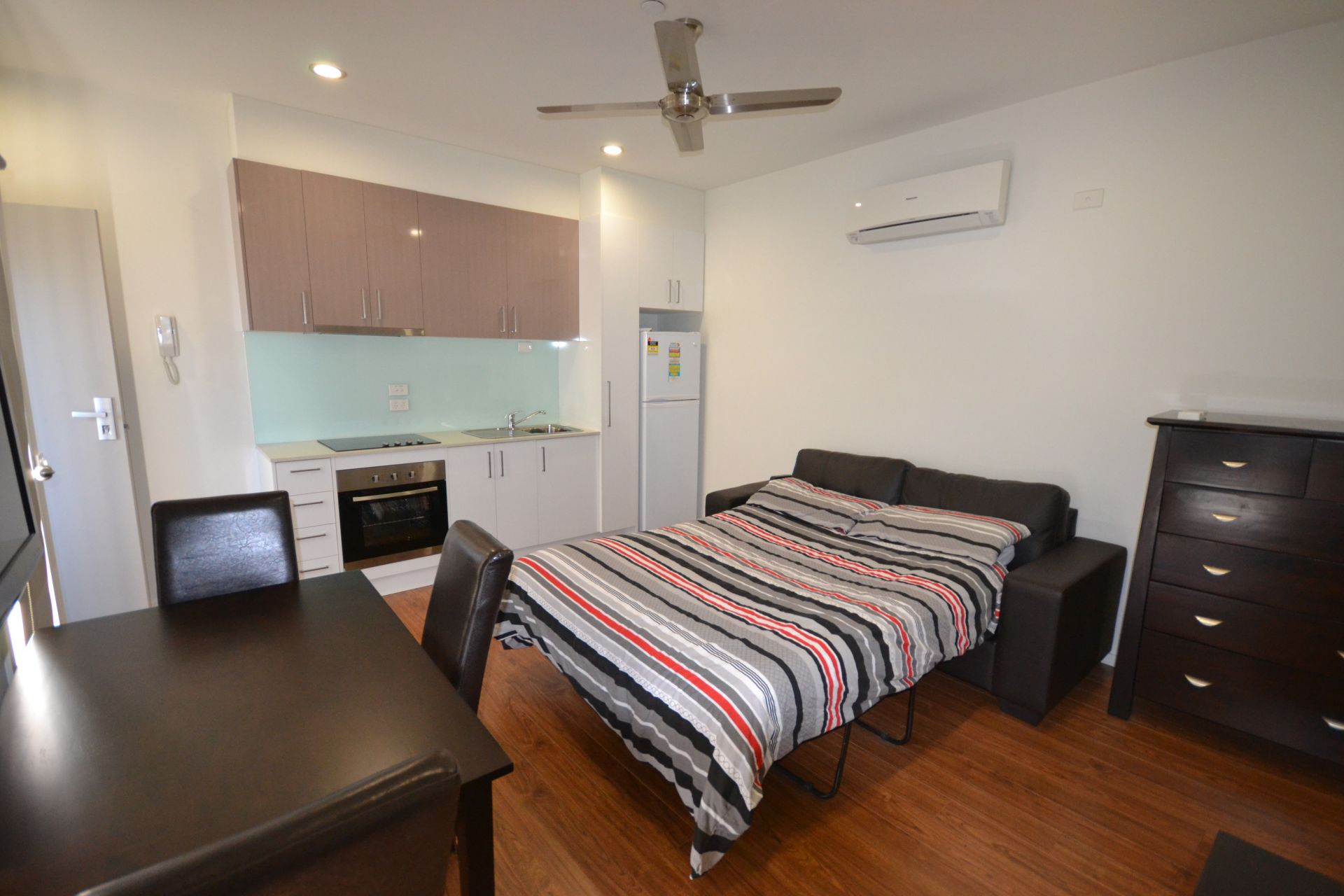 AS NEW & FULLY FURNISHED