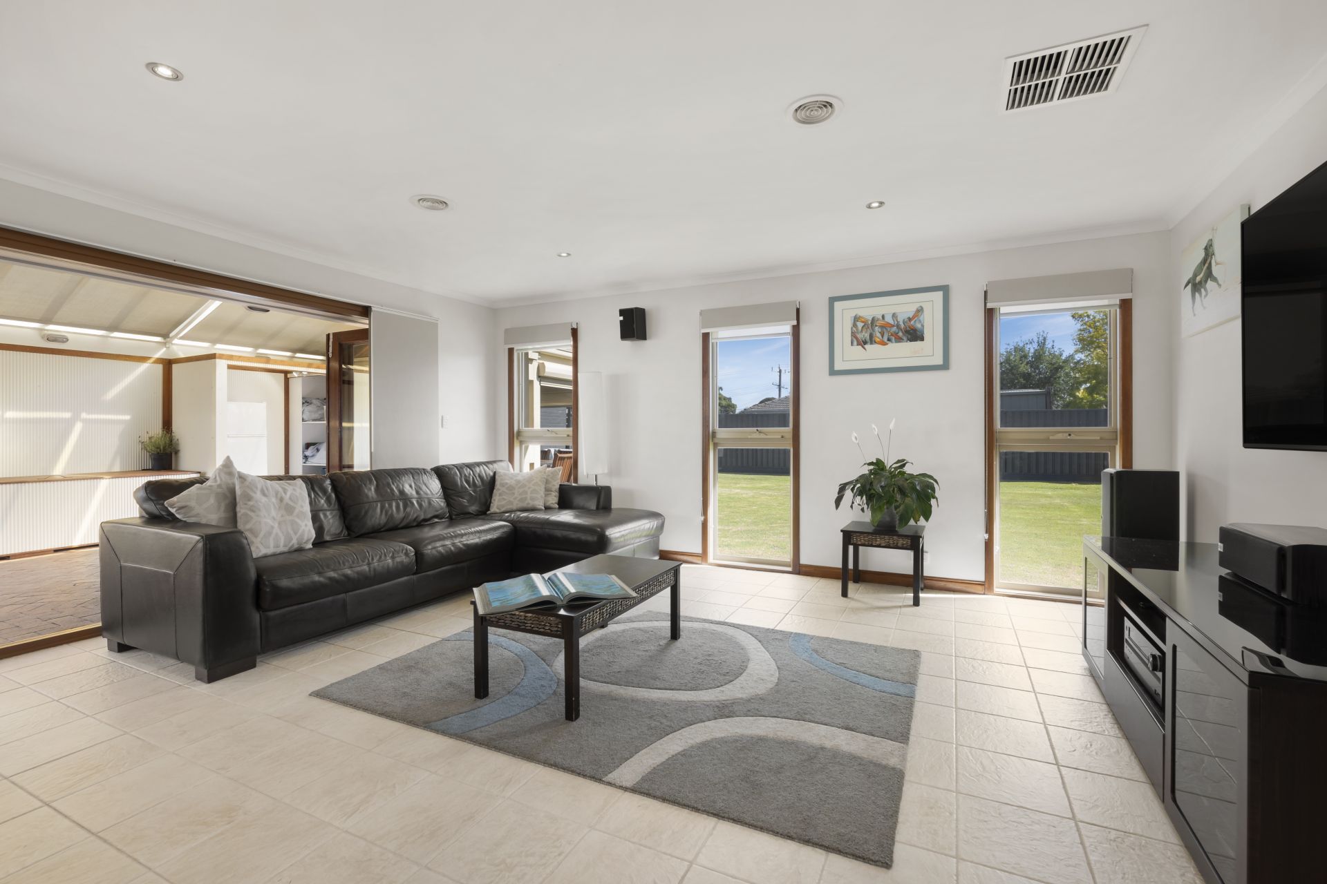 Timeless Style With An Alluring Alfresco