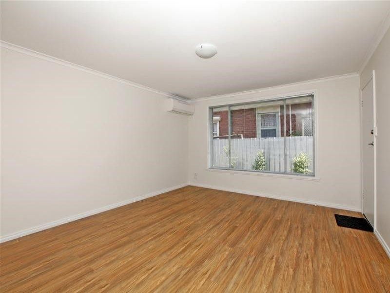 Ready for lease ! Modern low maintenance living in the heart of Preston!!
