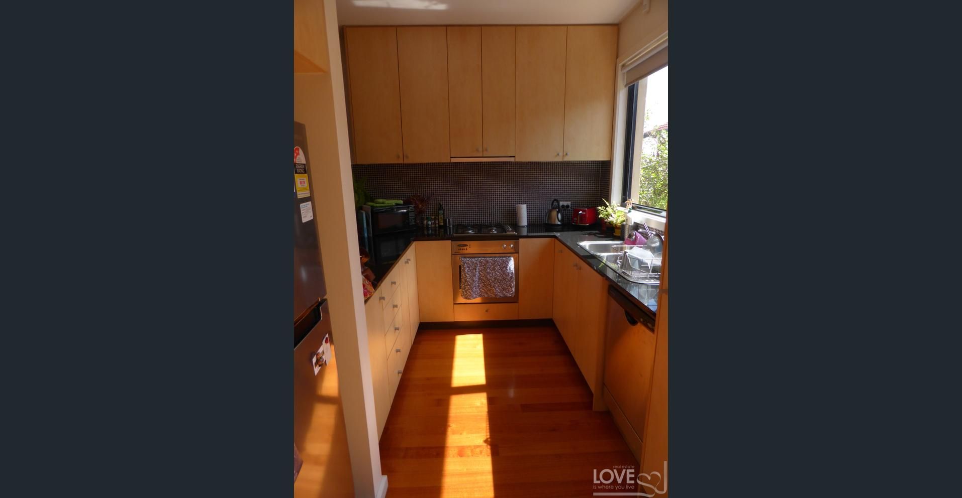 Spacious Contemporary Townhouse in Ivanhoe!