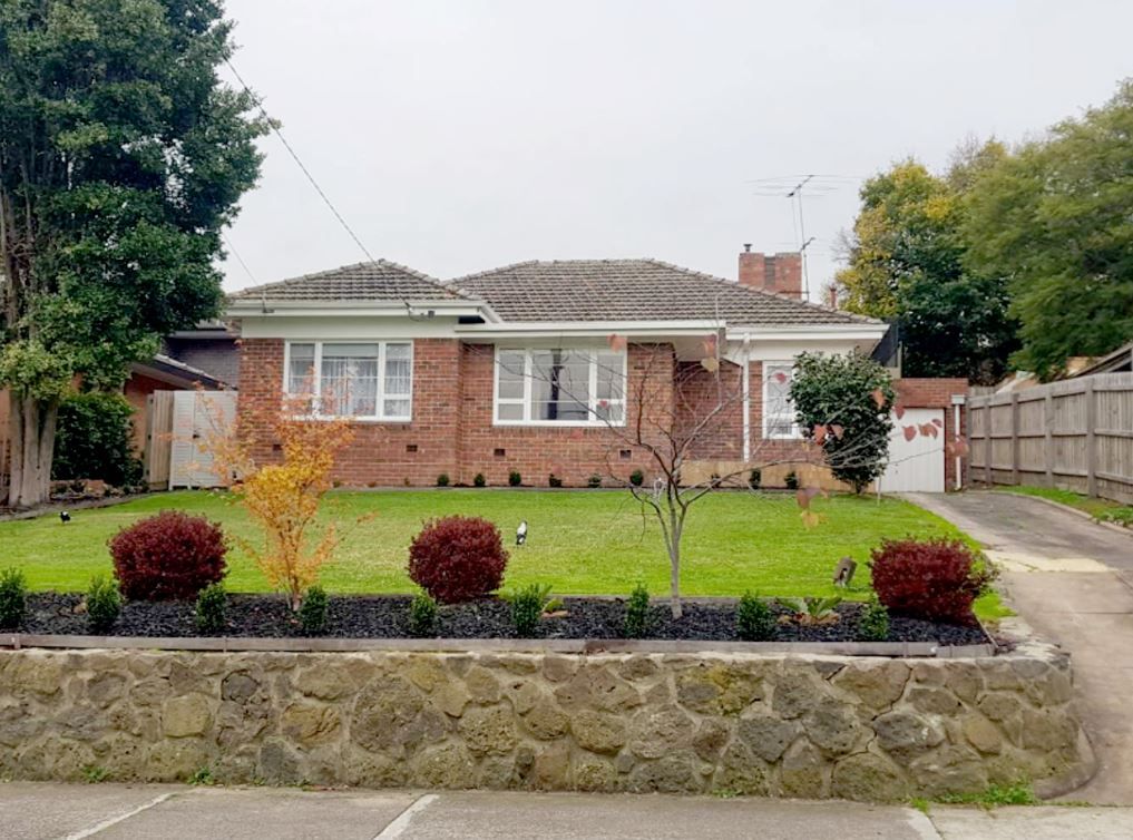 Live in the heart of Ivanhoe East,. READY FOR LEASE NOW