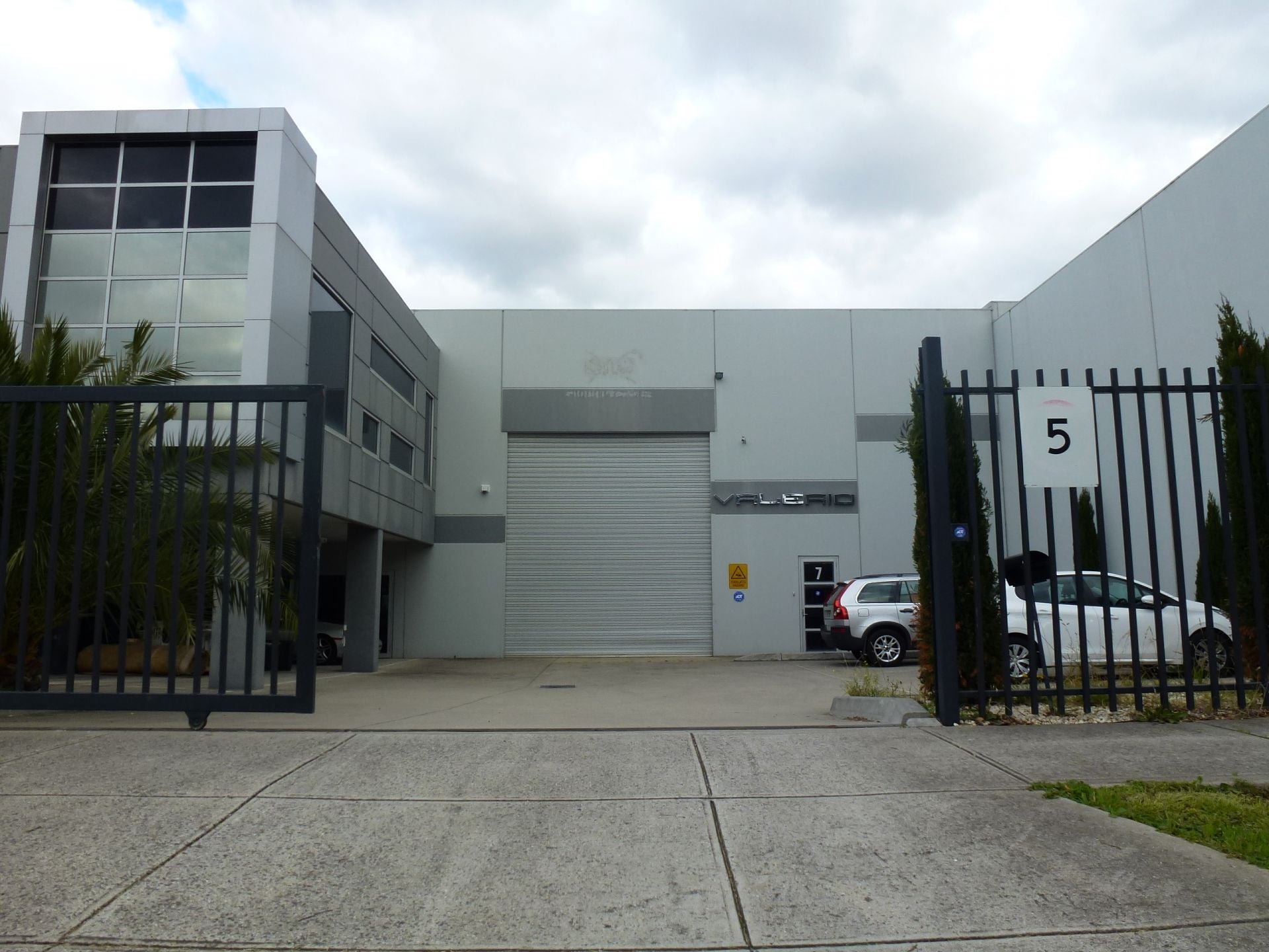 CORPORATE OFFICE SPACE IN INDUSTRIAL HUB
