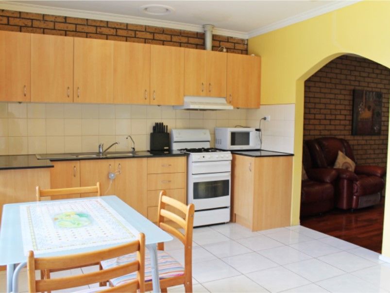 WALK TO THE TRAIN STATION OR THOMASTOWN RECREATION & ACQUATIC CENTRE!