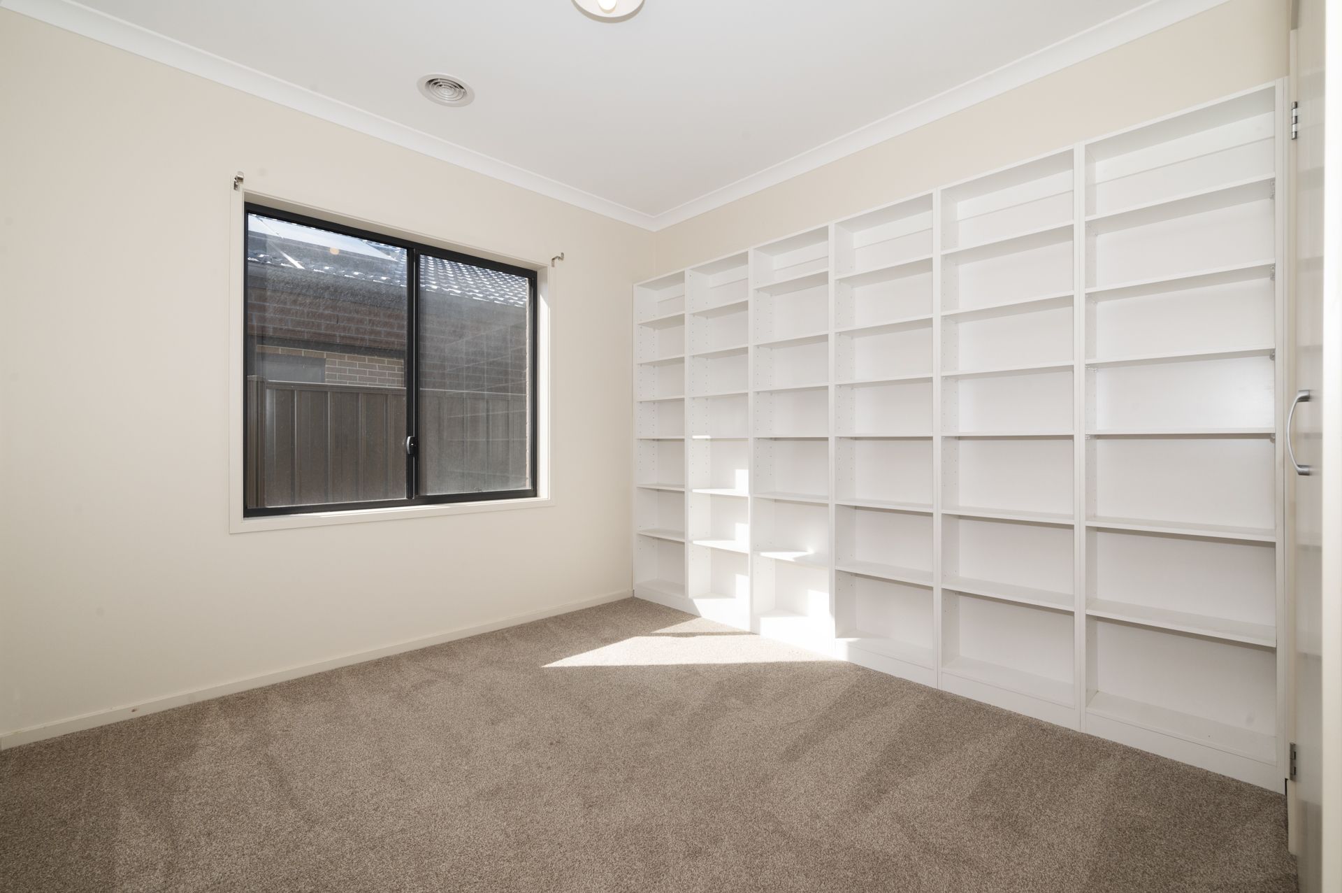 Spacious Family Home in Wollert – Available Now!
