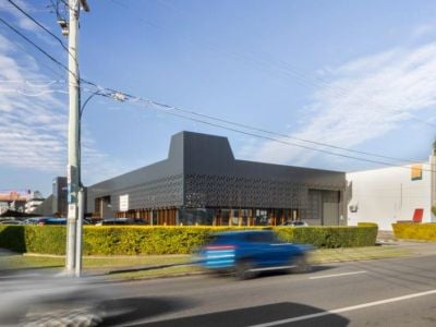 VERSATILE OFFICE/SHOWROOM/WAREHOUSE ON PROMINENT CORNER