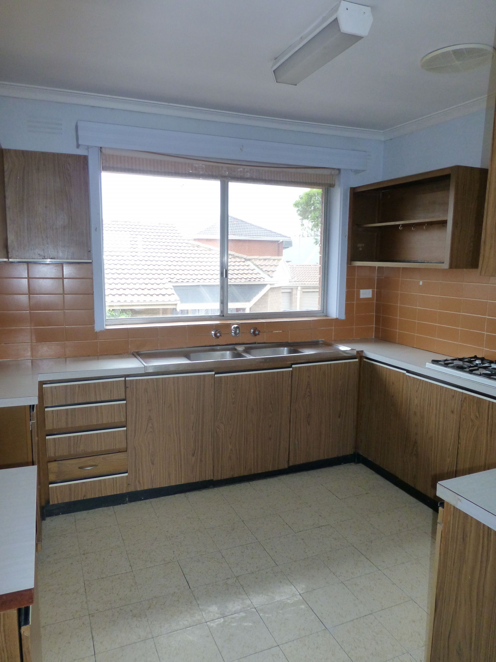 Two Bedroom Apartment in Quiet Street!