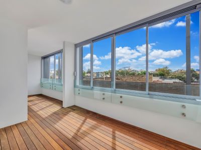 STYLISH EXECUTIVE ONE BEDROOM RESIDENCE IN THE HEART OF VIBRANT NEWTOWN