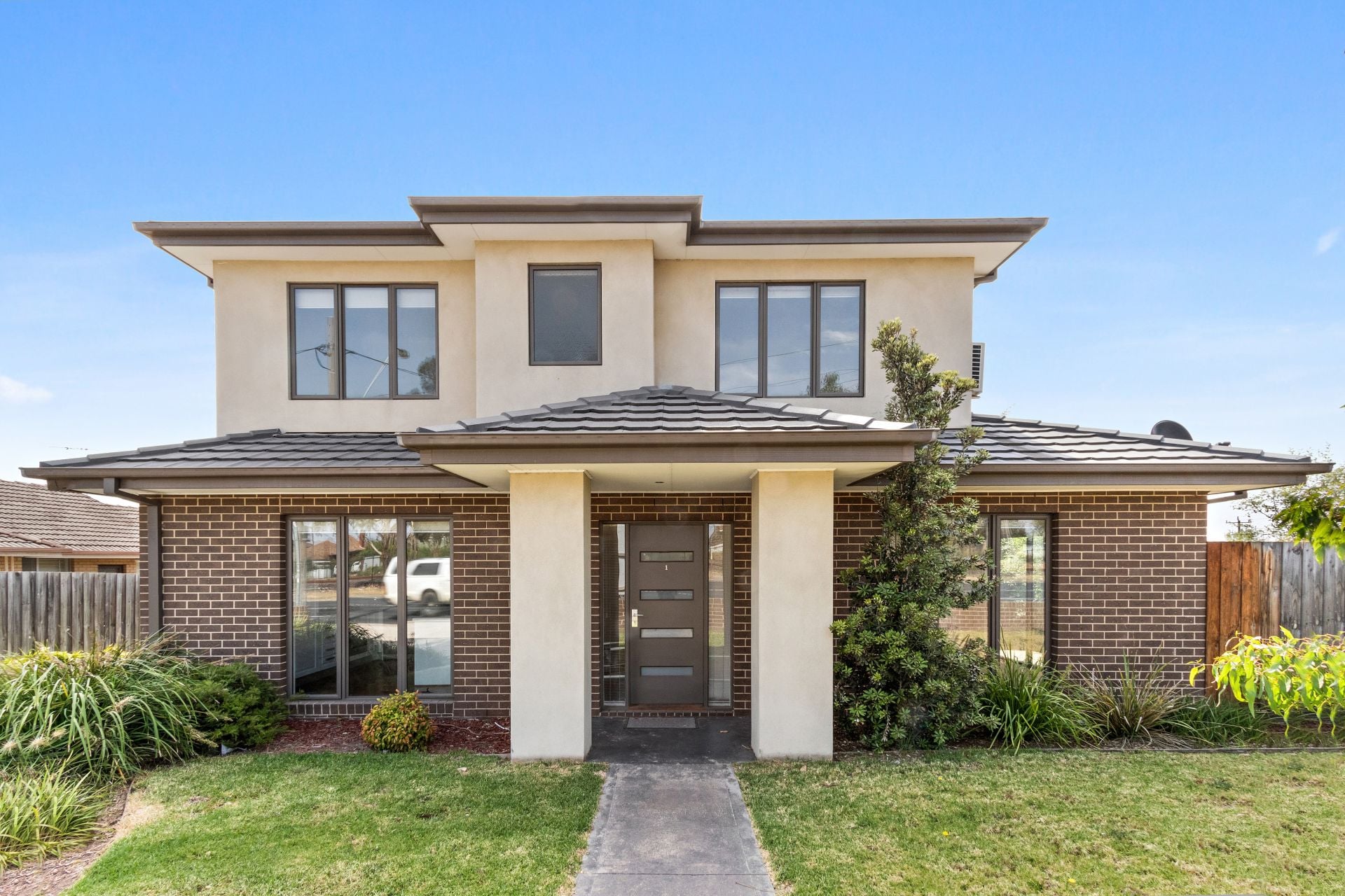 LARGE TOWNHOUSE