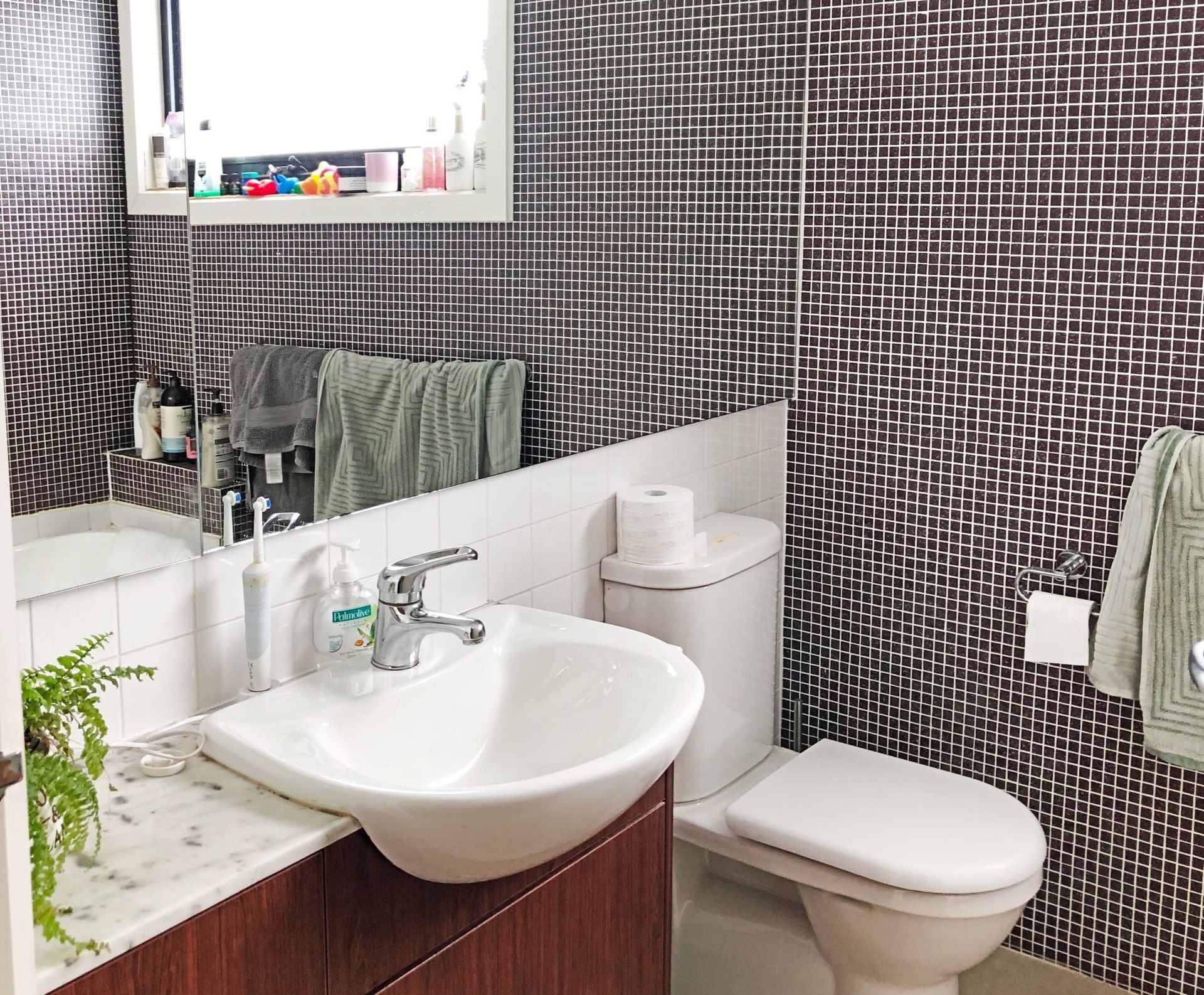 Spacious Contemporary Townhouse in Ivanhoe!