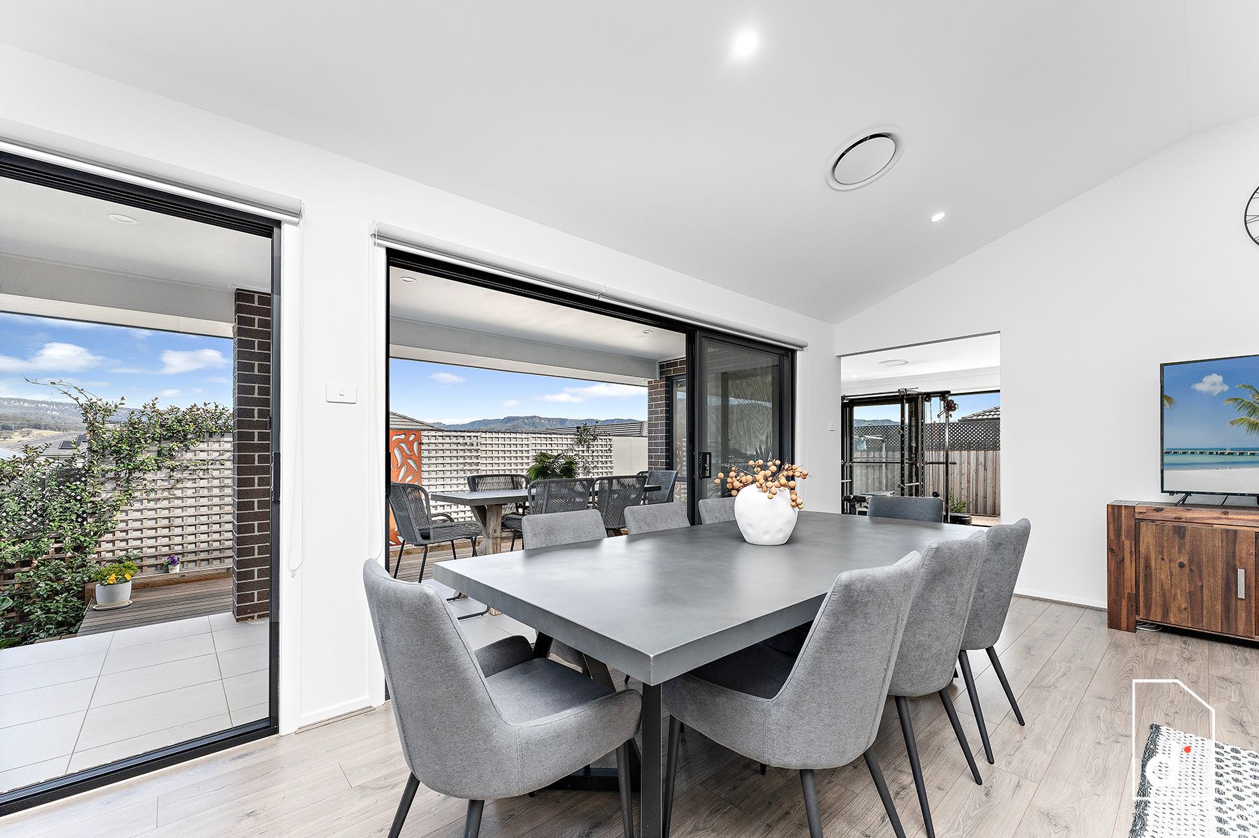 Sold property 975000 for 8 Huskisson Street Tullimbar , NSW 2527