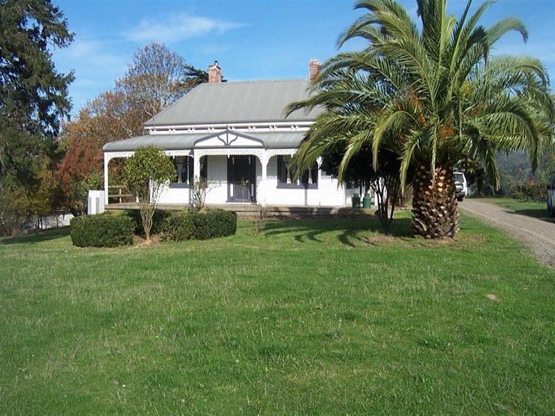 CLASSIC VICTORIAN HOMESTEAD : 2.5 ACRES