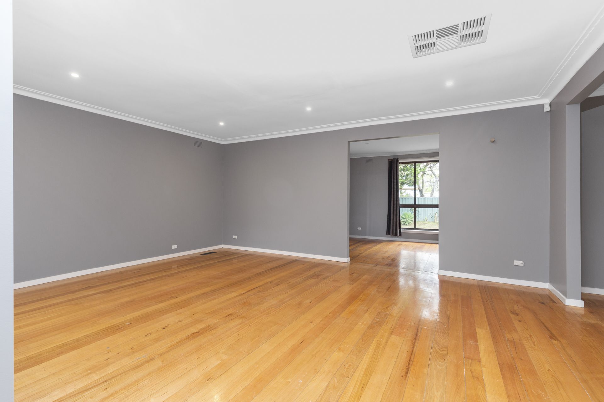 FRESHLY RENOVATED FAMILY HOME IN PERFECTLY LOCATED!