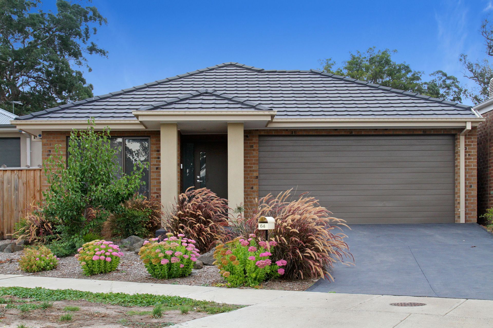 WALKING DISTANCE TO HAZEL GLEN COLLEGE!!!