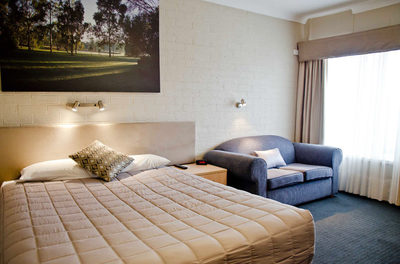 MOTEL LEASEHOLD FOR SALE - LARGE ROOMS - DELIGHTFUL INSPECTION