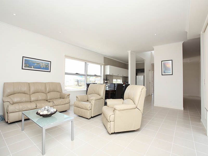 7 Drusilla Place, Caroline Springs - Thumbnail 4